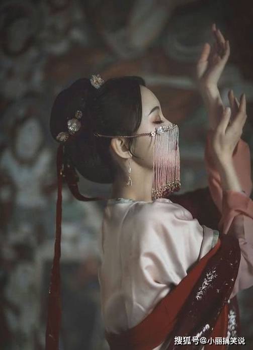 所以,天秤座女生的古装侧脸,是一个被帘子遮挡的形象